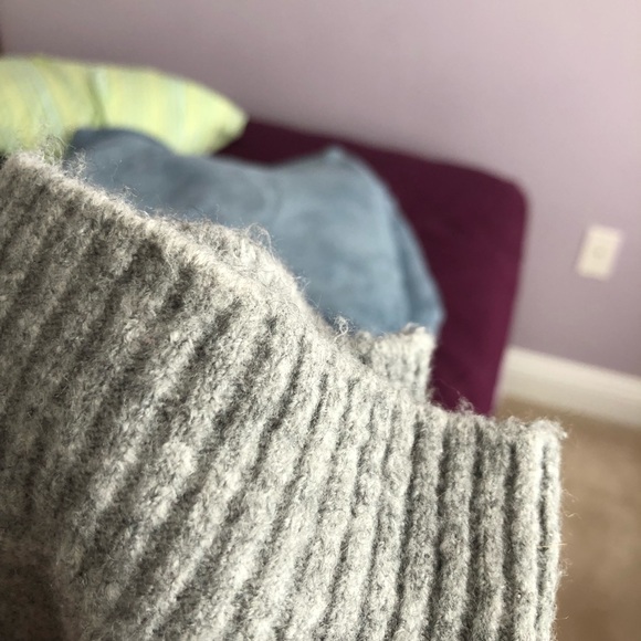 H&M V Neck Sweater - Picture 4 of 7